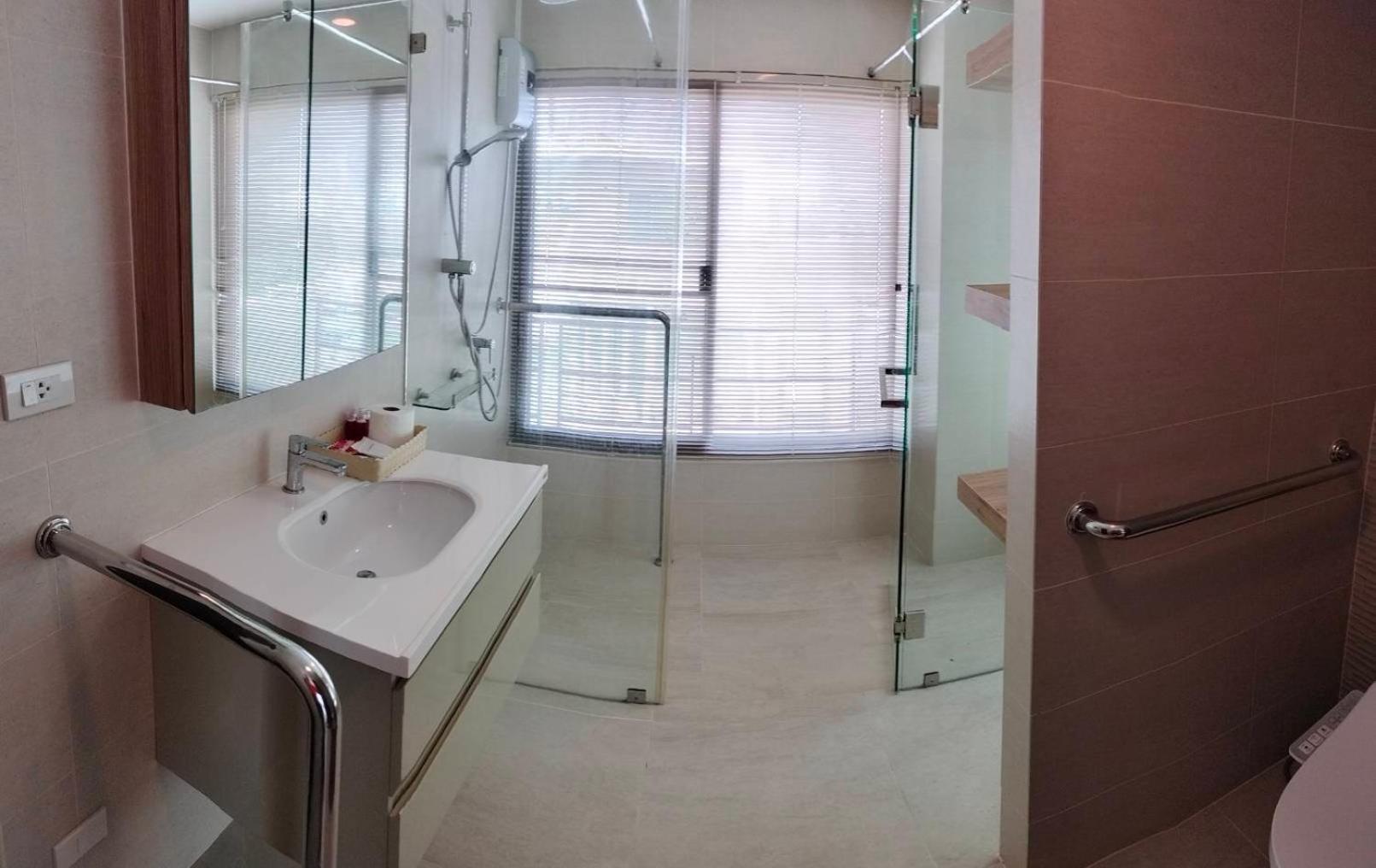 The Lux Ladprao 10 Banguecoque Exterior foto